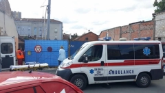 SRBINU SE LEKARI BORE ZA ŽIVOT Ranjenik iz Zvečana hitno prebačen u operacionu salu