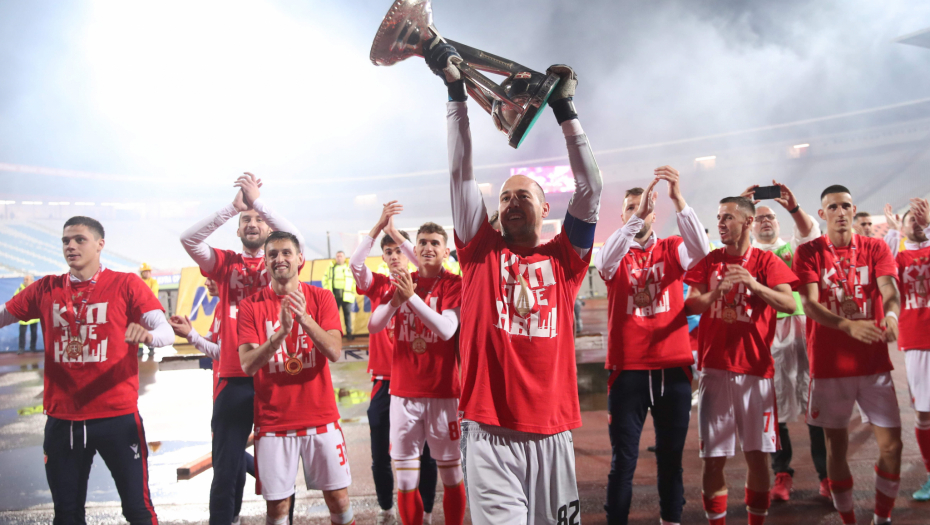CRVENO-BELI PRUŽILI PODRŠKU MALIŠANIMA U TEŠKIM DANIMA Đaci Osnovne škole "Vladislav Ribnikar" bili gosti Crvene zvezde (FOTO)