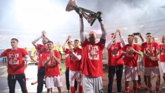 CRVENO-BELI PRUŽILI PODRŠKU MALIŠANIMA U TEŠKIM DANIMA Đaci Osnovne škole "Vladislav Ribnikar" bili gosti Crvene zvezde (FOTO)