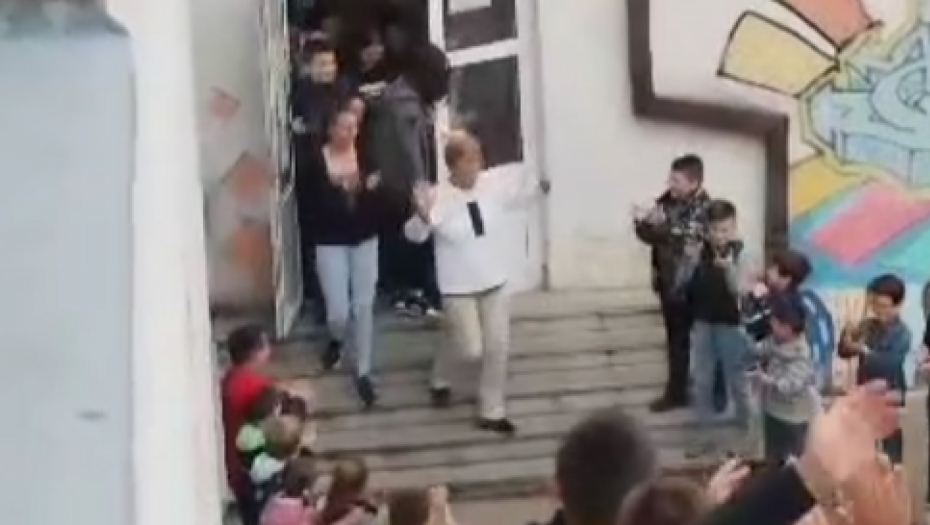 ĐACI POKAZALI KAKO SE VOLI RAZREDNA Nastavnica iz Mladenovca zauvek će pamtiti odlazak u penziju (VIDEO)