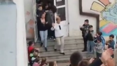 ĐACI POKAZALI KAKO SE VOLI RAZREDNA Nastavnica iz Mladenovca zauvek će pamtiti odlazak u penziju (VIDEO)