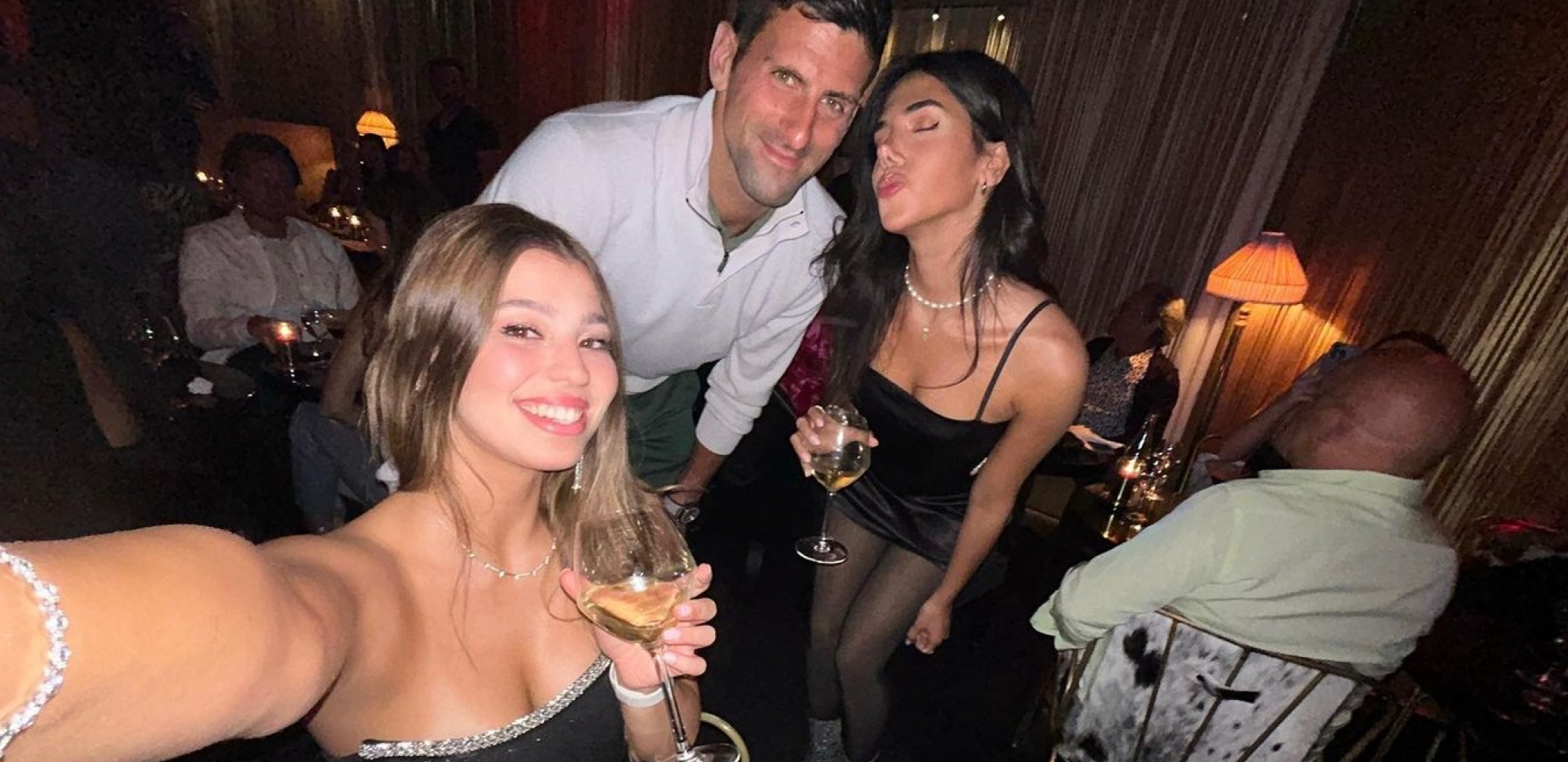 AU, NOVAČE, PA ŠTA JE OVO? Đoković u društvu dve prelepe devojke u Parizu, ne zna se koja je lepša (FOTO)