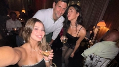 AU, NOVAČE, PA ŠTA JE OVO? Đoković u društvu dve prelepe devojke u Parizu, ne zna se koja je lepša (FOTO)
