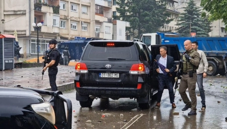 SRAMNE SLIKE Okupacionog gradonačelnika Leposavića dovode specijalci (FOTO/VIDEO)