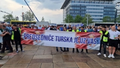GRUPA TURSKIH DRŽAVLJANA NA SKUPU SRBIJA NADE Predsedniče, Turska je uz vas! (FOTO)