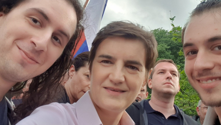 SRBIJA POKAZUJE JEDINSTVO Premijerka Brnabić sa građanima dolazi na najmasovniji skup ikada održan u Beogradu (FOTO/VIDEO)