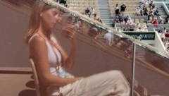 ONA JE SVE ZASENILA U PARIZU Ko je lepa plavuša koja je gledala Đokovićev trening na Rolan Garosu? (FOTO)