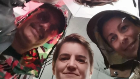 NE MOŽE NAM KIŠA NIŠTA! Sjajna poruka Ane Brnabić sa najvećeg skupa ikada (FOTO)