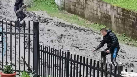 UŽASNE SLIKE SELA U SRBIJI Bujice odnele puteve, životinje u rukama spašavali od davljenja