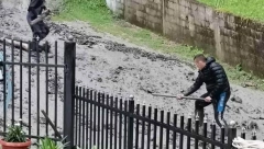 UŽASNE SLIKE SELA U SRBIJI Bujice odnele puteve, životinje u rukama spašavali od davljenja