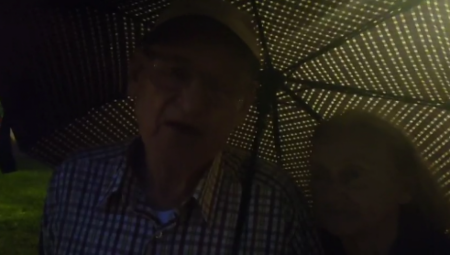 "VEOMA SAM SREĆAN..."  Deka (84) sa suprugom došao da podrži predsednika Vučića (VIDEO)