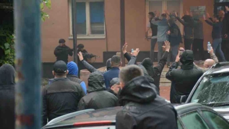Pogledajte kako Kurtijeve duge cevi drže na nišanu nenaoružane ljude ispred Opštine Zvečan (FOTO)