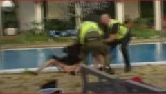 MOMENAT KADA JE ANĐELA KRVNIČKI NASRNULA NA MAJU! Brutalno je povukla, čupala za kosu i oborila na pod, obezbeđenje sprečilo veći incident!