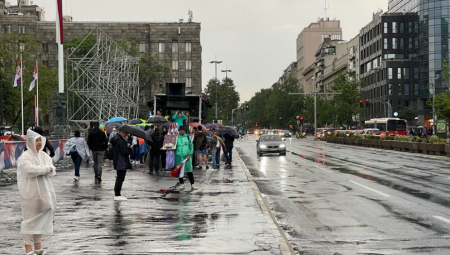SVE SE RADI ZA KADAR, DA MOŽE DA SE TRGUJE Narod psuje, besan na opozicione lidere (VIDEO)