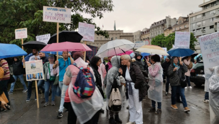 POLITIČKI, A NE GRAĐANSKI PROTEST! Na skup pristižu političari, kao što se i očekivalo (FOTO)