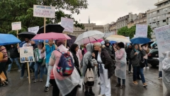 POLITIČKI, A NE GRAĐANSKI PROTEST! Na skup pristižu političari, kao što se i očekivalo (FOTO)