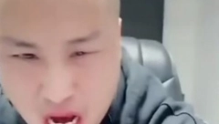 INFLUENSER UMRO DOK SE SNIMAO Hteo da postane slavan ispijajući "kinesku votku"