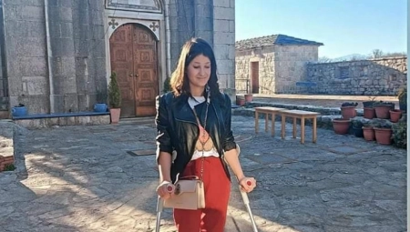 PRITRČAO JE I UJEO ME ZA NOGU Pas lutalica krvnički napao devojku sa invaliditetom u Priboju