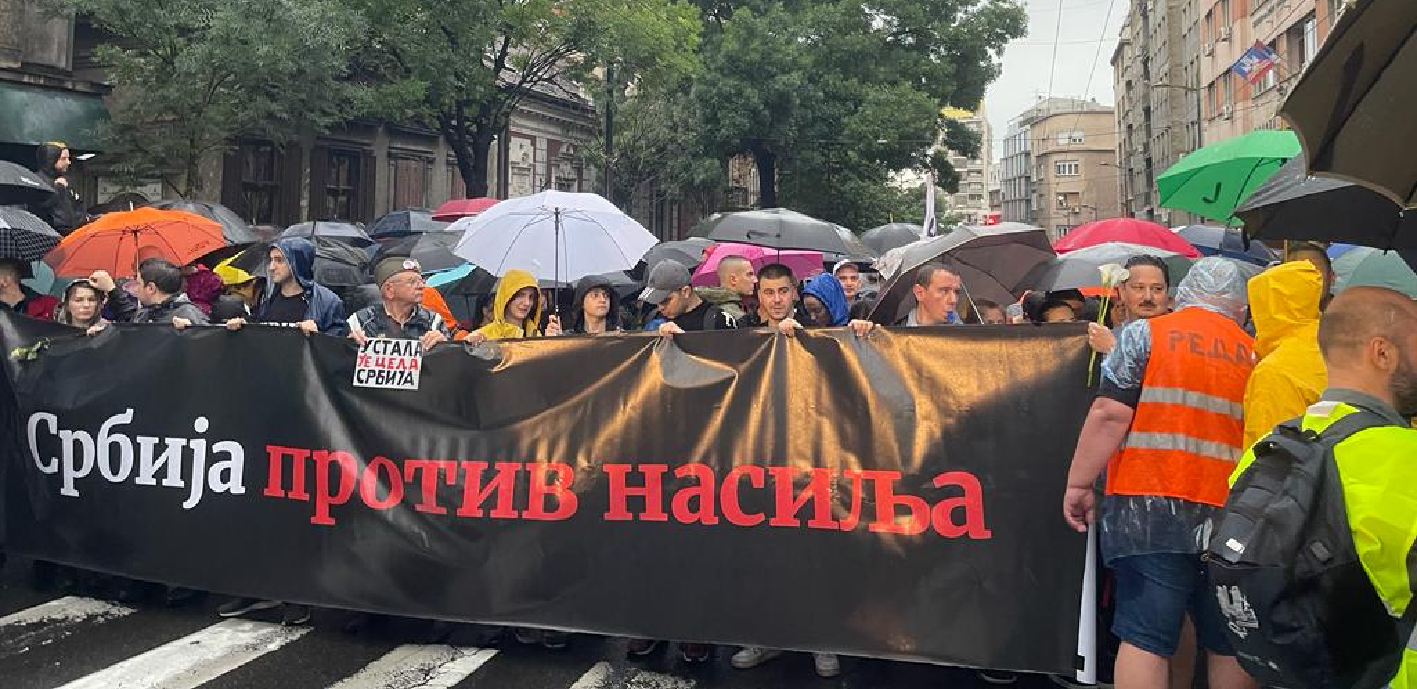 Zašto organizatori protesta ne smeju da se obrate okupljenima, već poturaju glumce?