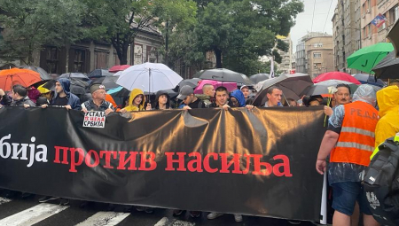 ZAVRŠEN POLITIČKI PROTEST "PROTIV NASILJA" Učesnici formirali "prsten" oko RTS-a (FOTO)