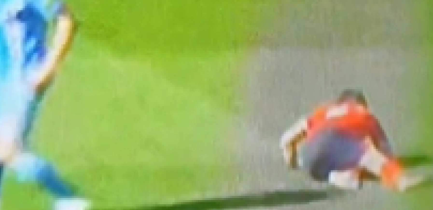 UZNEMIRUJUĆA SCENA Fudbaler Lutona se srušio na zemlju, hitna pomoć odmah uletela u teren (VIDEO)