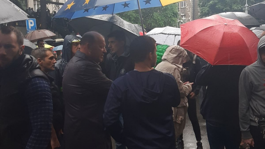 MLADEN OBRADOVIĆ NA POLITIČKOM PROTESTU SA GEJ AKTIVISTOM Pavlović ga označio kao nasilnika, a sada sa njim širi nasilje prema državi