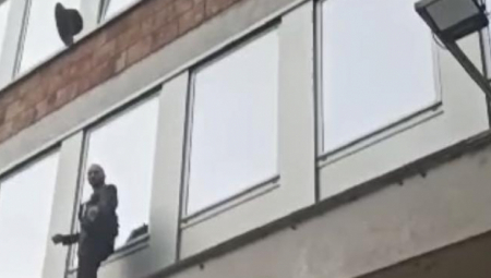 DA LI JE SVESTAN ŠTA RADI? OPASNI "PERFORMANS" ISPRED RTS Aktivista iz pokreta "Zajedno" se popeo na nadstrešnicu (VIDEO)