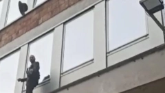 DA LI JE SVESTAN ŠTA RADI? OPASNI "PERFORMANS" ISPRED RTS Aktivista iz pokreta "Zajedno" se popeo na nadstrešnicu (VIDEO)