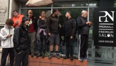 SKLONILI SE OD KIŠE PA OTVORILI PIVO Pogledajte detalj sa političkih protesta u Beogradu