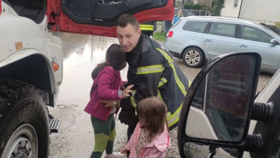 MUP NA TERENU, SPASIOCI EVAKUIŠU DECU Nevreme napravilo haos u Srbiji, stotinu ljudi učestvuje u akciji (FOTO)