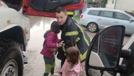 MUP NA TERENU, SPASIOCI EVAKUIŠU DECU Nevreme napravilo haos u Srbiji, stotinu ljudi učestvuje u akciji (FOTO)