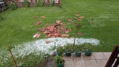 JAK GRAD I OLUJNI VETAR NOSILI CREPOVE SA KUĆE Nikolićima krov nije izdržao, pretrpeli ogromnu štetu (FOTO)