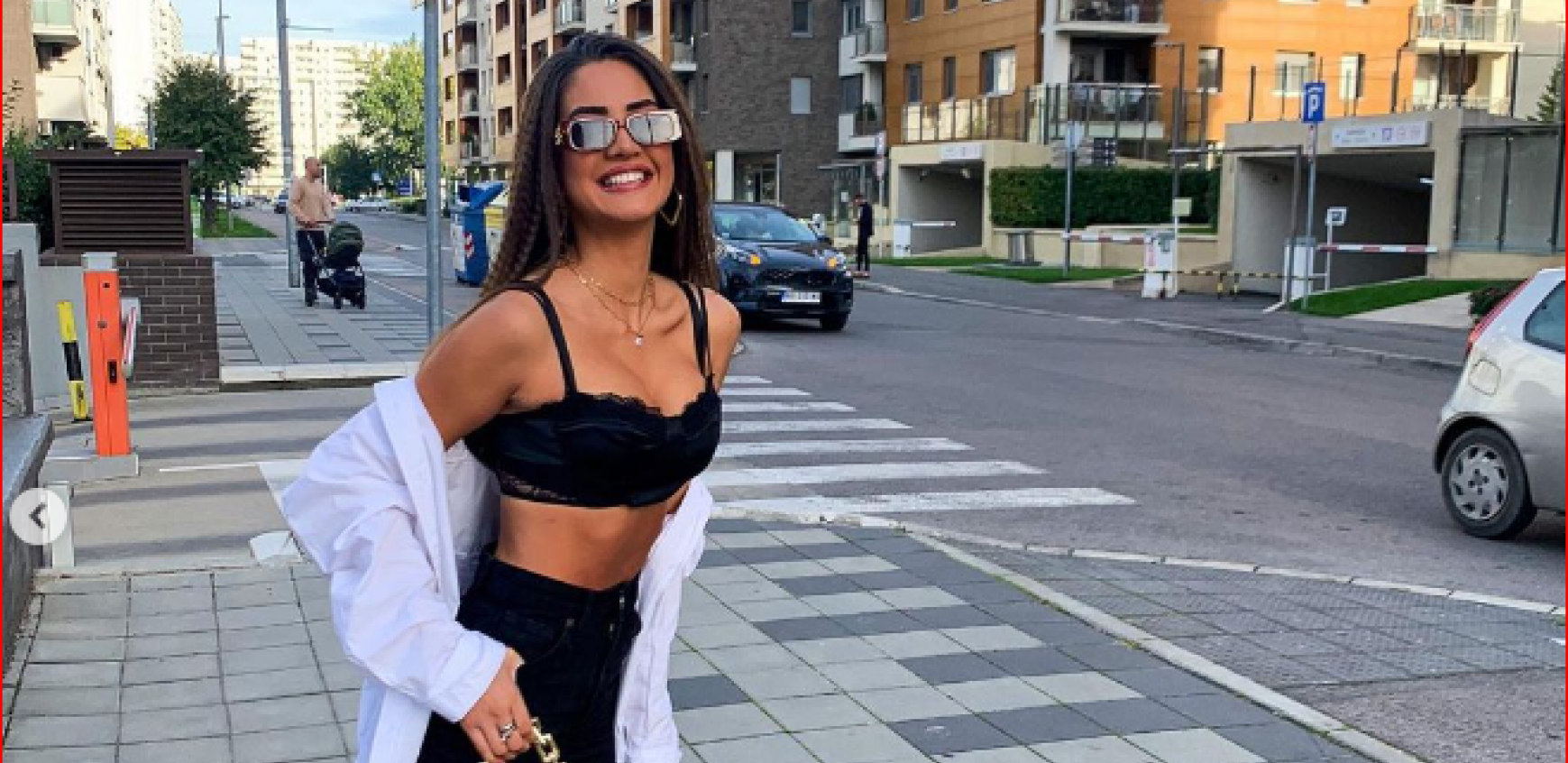 DUBOKI DEKOLTE Anđela objavila snimak iz kola, a grudi samo se njišu