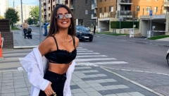DUBOKI DEKOLTE Anđela objavila snimak iz kola, a grudi samo se njišu