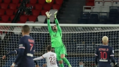 PROBUDIO SE IZ KOME Evo kako je čuveni golman reagovao kada je ugledao suprugu