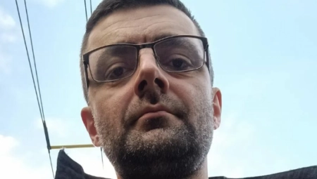 GEJ I OPOZICIONAR PO POTREBI, A SAD POSTAO PORODIČNI ČOVEK Ko je Lazar Pavlović, i šta je radio na protestu?