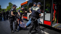 RAZBIJENI EKOLOŠKI PROTESTI U HAGU, UHAPŠENO 1.500 LJUDI Policija koristila vodene topove, demonstranti blokirali auto-put (VIDEO)