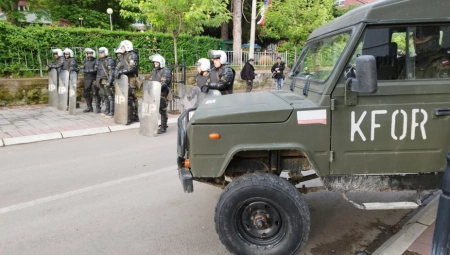 KFOR PORUČIO SRBIMA: "RAZIĐITE SE ILI ĆEMO VAS SAMI UKLONITI" Oglasio se Rakić: Narod je nenaoružan, uskoro im se pridružuju žene i deca