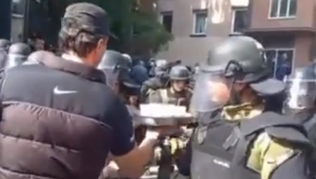VELIKI SI SRBINE Muškarac u Zvečanu nudi kafom pripadnike Kfor-a (VIDEO)
