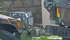OVAKO ČUVAJU MIR Dok Kurtijeva policija nišani Srbe i baca suzavce, vojnici Kfor-a spavaju i mokre po ulicama (FOTO)