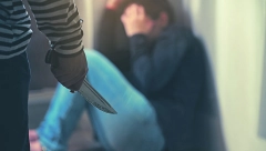 UPOZNALA GA U KLADIONICI, IMALI ODNOSE, PA MU ZARILA NOŽ U VRAT Deset godina zatvora za nasilnu Nišlijku