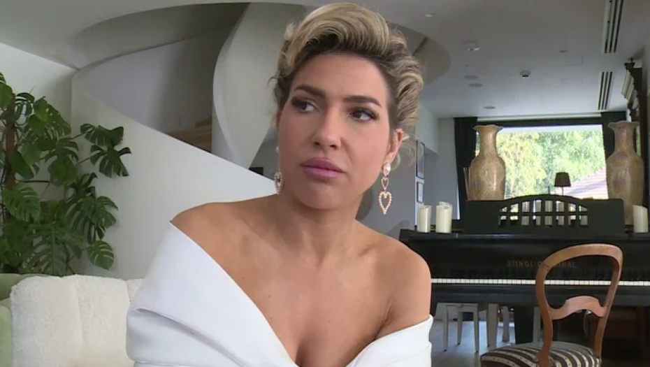EVO ŠTA RADI JOVANA JEREMIĆ U JUTARNJEM KADA MISLI DA JE KAMERE NE SNIMAJU Skinula se i pokazala čime raspolaže, a sve objavljeno javno (FOTO)