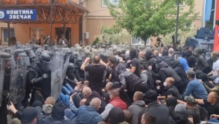 POLICIJA PUCALA IZ VATRENOG ORUŽJA KFOR nasilno razbio protest u Zvečanu, ima ranjenih (FOTO/VIDEO)