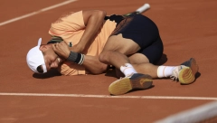 SRBIN DOŽIVEO NEPRIJATNOST NA ROLAN GAROSU Krajinović dobio bolan udarac u grlo i pao na teren posle brutalnog poteza Amerikanca (FOTO)