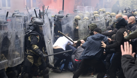 BRITANSKI IZASLANIK ZA KiM OSUDIO VANDALIZAM KURTIJEVIH GRADONAČELNIKA