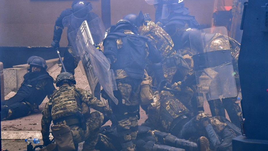 ČIZME KFOROVACA RAZBACANE PO ULICI! Ostali bez pendreka, štitova, obuće... Evo šta se desilo u Zvečanu!