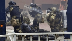 GOLORUKI NAROD RAZBUCAO SPECIJALCE Snimci sukoba u Zvečanu kruže mrežama: Srbi se ne šale, branili su se kao pravi lavovi