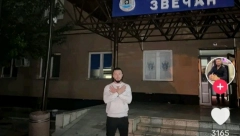 ZLOKOBNA ALBANSKA PROVOKACIJA DAN PRED SUKOB Na Tik-Toku se hvale simbolom dvoglavog orla ispred opštine Zvečan