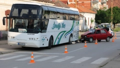 NESREĆA U RAČI Automobil se zakucao u autobus, vozilo potpuno smrskano (FOTO)