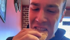 AMERIKANAC PRVI PUT PROBAO PLJESKAVICU Jedna stvar mu nije bila jasna, pogledajte kako se snašao (VIDEO)